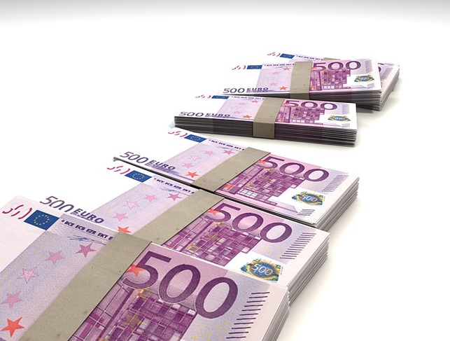 immagine che contiene soldi per come risparmiare 50.000 euro